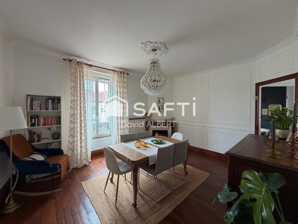 Duplex de caractère avec garage à deux pas du centre ville .