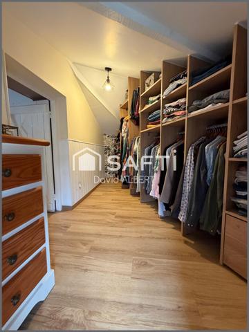 Duplex de caractère avec garage à deux pas du centre ville .