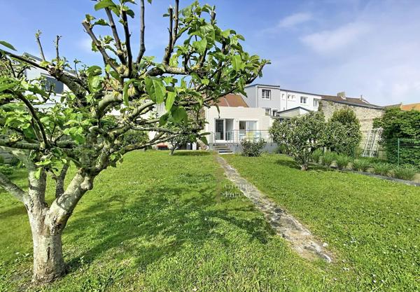 CHARMANTE MAISON DE VILLE AVEC JARDIN