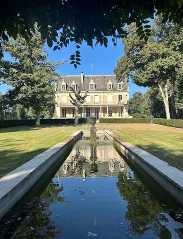 Magnifique château entièrement rénové et propriété équestre à vendre proche de SANCERRE (18)