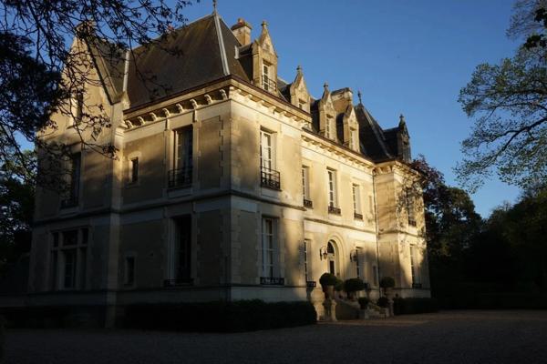 Magnifique château entièrement rénové et propriété équestre à vendre proche de SANCERRE (18)