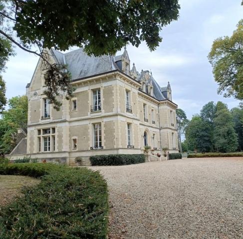 Magnifique château entièrement rénové et propriété équestre à vendre proche de SANCERRE (18)