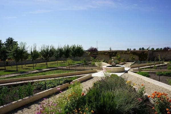 Magnifique château entièrement rénové et propriété équestre à vendre proche de SANCERRE (18)