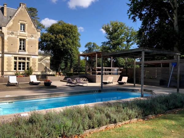 Magnifique château entièrement rénové et propriété équestre à vendre proche de SANCERRE (18)