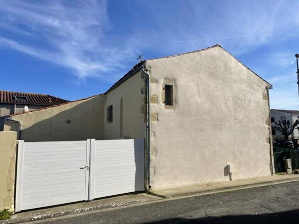 Maison - Royan - Réf.:1144 Maison en pierres - Semussac Centre