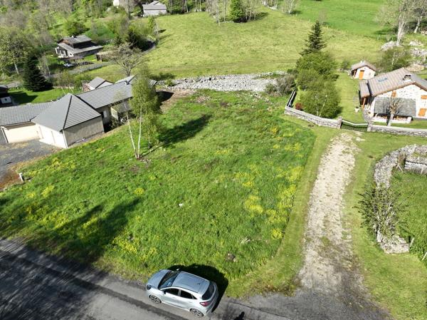 Terrain viabilisé avec vue dégagée, de plus de 1100m² à Champclause