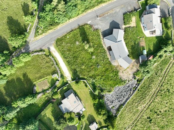 Terrain viabilisé avec vue dégagée, de plus de 1100m² à Champclause