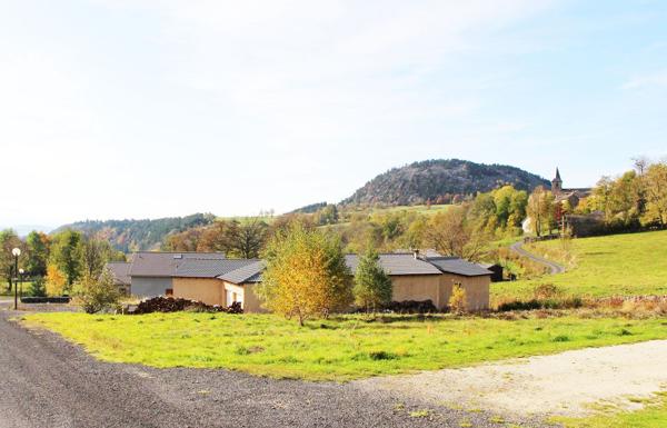 Terrain viabilisé avec vue dégagée, de plus de 1100m² à Champclause