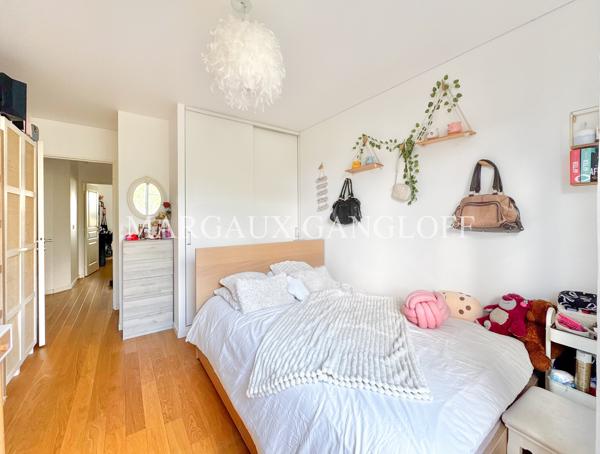 Appartement
         5 pièces
        - 110 m² Bien prestige 942 000 € *