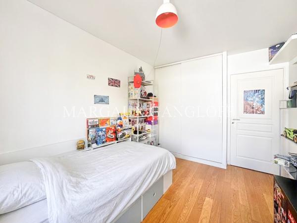 Appartement
         5 pièces
        - 110 m² Bien prestige 942 000 € *
