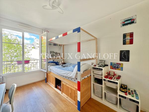 Appartement
         5 pièces
        - 110 m² Bien prestige 942 000 € *