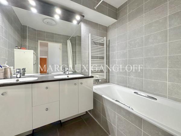 Appartement
         5 pièces
        - 110 m² Bien prestige 942 000 € *