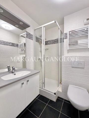 Appartement
         5 pièces
        - 110 m² Bien prestige 942 000 € *