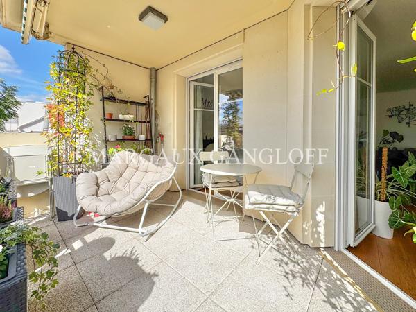 Appartement
         5 pièces
        - 110 m² Bien prestige 942 000 € *