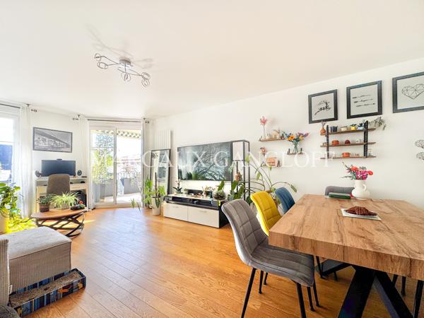 Appartement
         5 pièces
        - 110 m² Bien prestige 942 000 € *