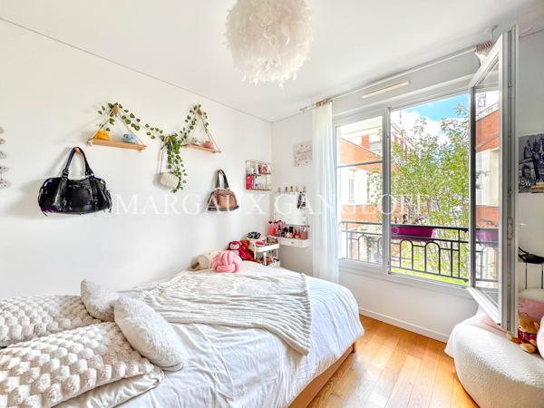 Appartement
         5 pièces
        - 110 m² Bien prestige 942 000 € *