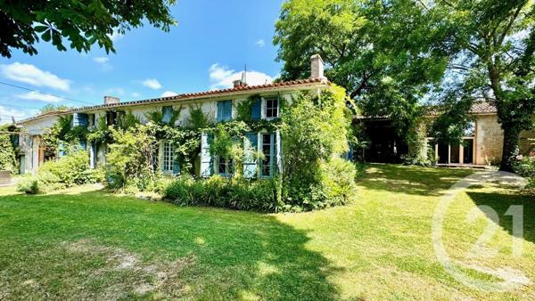 Maison à vendre  10 pièces - 253,87 m2 CHERAC - 17