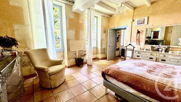 Maison à vendre  10 pièces - 253,87 m2 CHERAC - 17