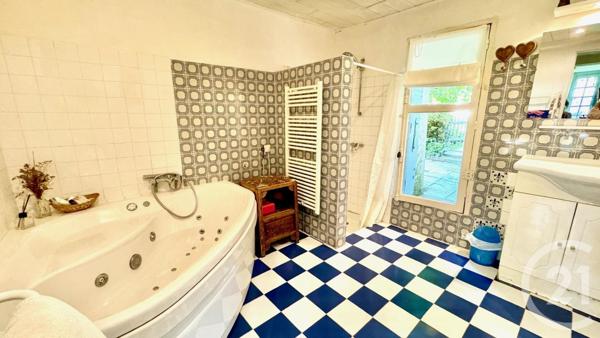 Maison à vendre  10 pièces - 253,87 m2 CHERAC - 17