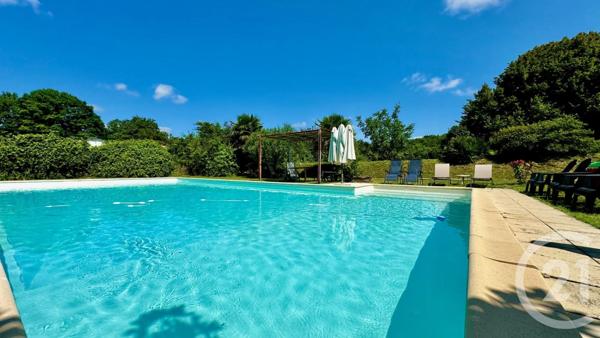 Maison à vendre  10 pièces - 253,87 m2 CHERAC - 17