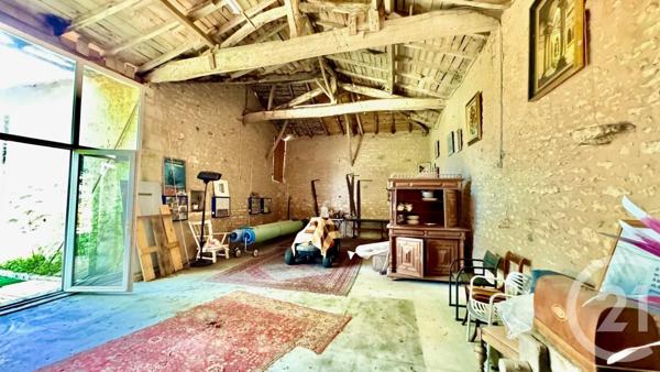 Maison à vendre  10 pièces - 253,87 m2 CHERAC - 17