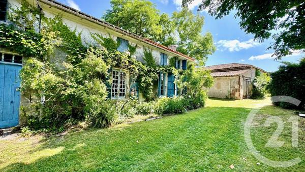 Maison à vendre  10 pièces - 253,87 m2 CHERAC - 17