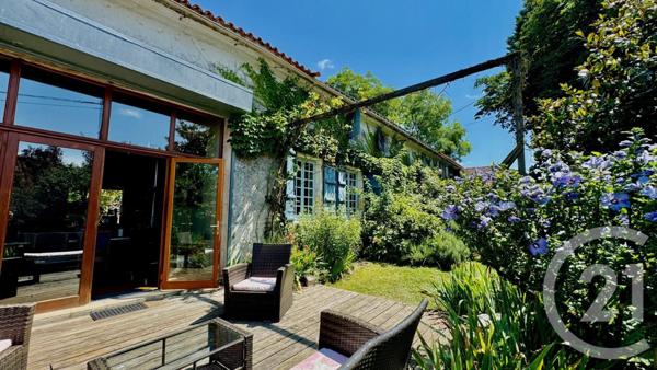 Maison à vendre  10 pièces - 253,87 m2 CHERAC - 17
