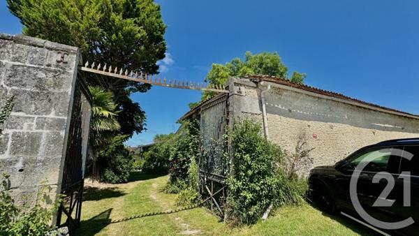 Maison à vendre  10 pièces - 253,87 m2 CHERAC - 17