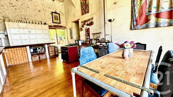 Maison à vendre  10 pièces - 253,87 m2 CHERAC - 17