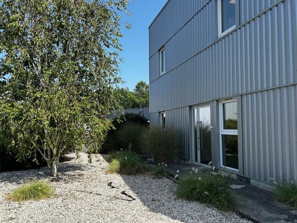 Bureau à louer à Saint-Jean-d'Illac avec stockage et parking inclus