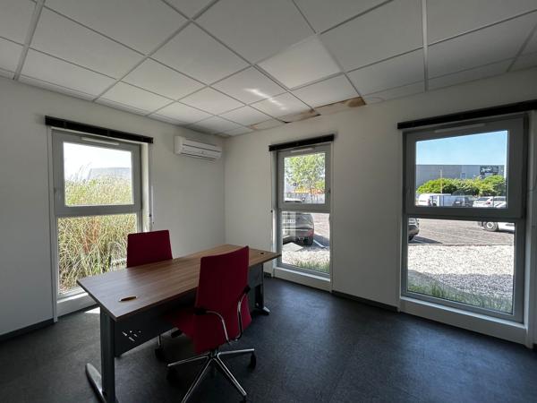 Bureau à louer à Saint-Jean-d'Illac avec stockage et parking inclus