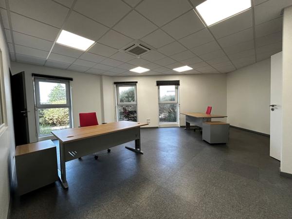 Bureau à louer à Saint-Jean-d'Illac avec stockage et parking inclus