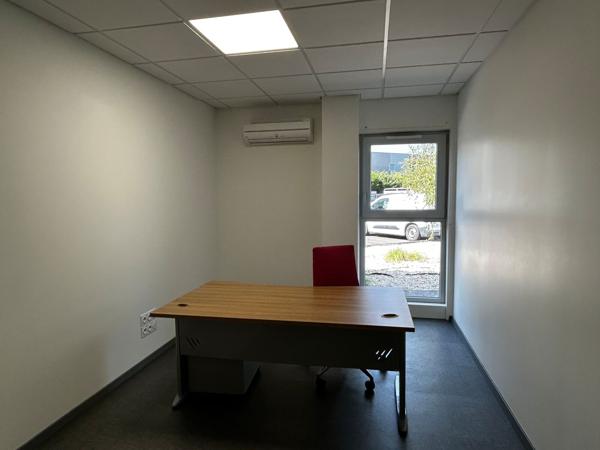 Bureau à louer à Saint-Jean-d'Illac avec stockage et parking inclus