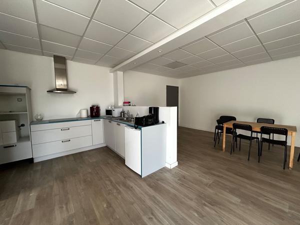Bureau à louer à Saint-Jean-d'Illac avec stockage et parking inclus