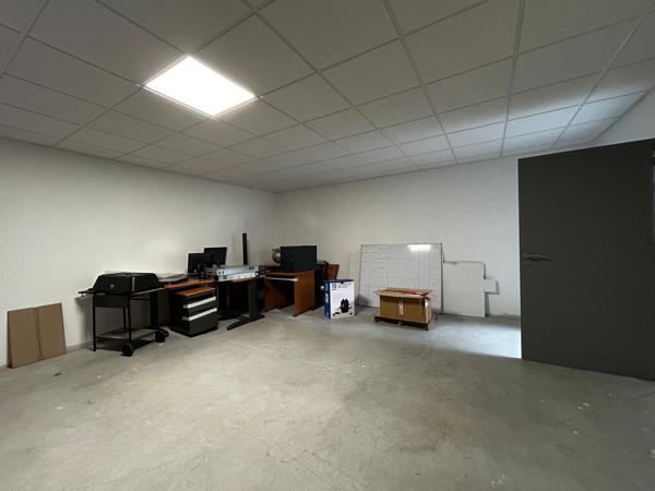 Bureau à louer à Saint-Jean-d'Illac avec stockage et parking inclus