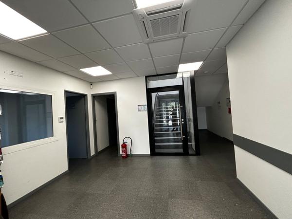 Bureau à louer à Saint-Jean-d'Illac avec stockage et parking inclus