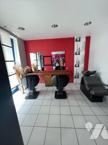 Bretagne, Finistère. Pont de Buis.
Vend local commercial 60m2 avec immeuble dont 3 appartements...