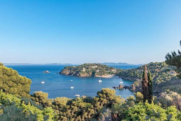LE POULDU TERRAIN À BÂTIR DE 852m² À PROXIMITÉ DES COMMERCES A PIEDS 800M DE LA PLAGE.