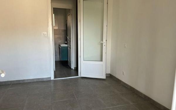 Appartement à louer    1 pièce •  Saint-Saturnin-lès-Avignon