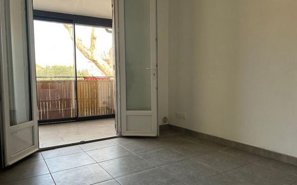 Appartement à louer    1 pièce •  Saint-Saturnin-lès-Avignon