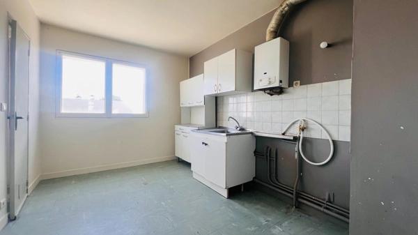Appartement à vendre situé au 3e étage, de type 3, d’une surface de 70 m² habitable.