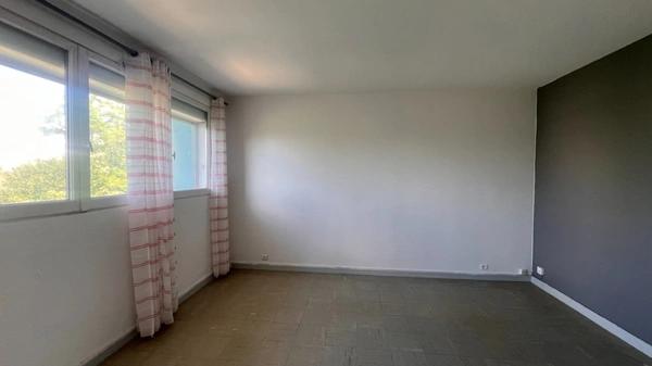 Appartement à vendre situé au 3e étage, de type 3, d’une surface de 70 m² habitable.
