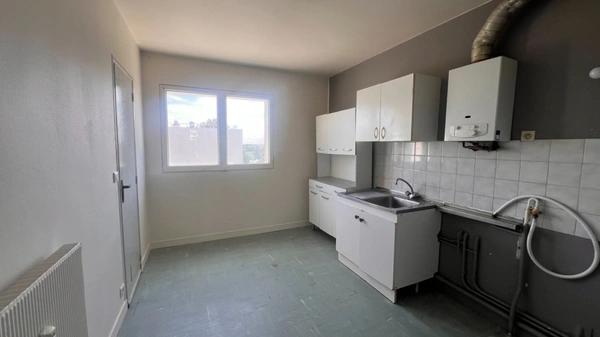 Appartement à vendre situé au 3e étage, de type 3, d’une surface de 70 m² habitable.