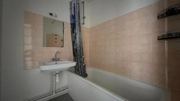 Appartement à vendre situé au 3e étage, de type 3, d’une surface de 70 m² habitable.