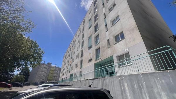 Appartement à vendre situé au 3e étage, de type 3, d’une surface de 70 m² habitable.