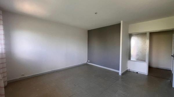 Appartement à vendre situé au 3e étage, de type 3, d’une surface de 70 m² habitable.