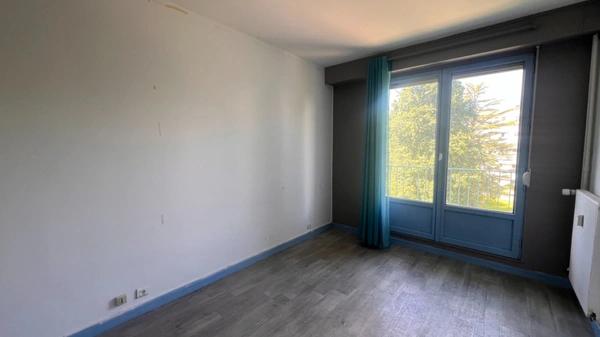 Appartement à vendre situé au 3e étage, de type 3, d’une surface de 70 m² habitable.