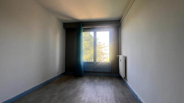 Appartement à vendre situé au 3e étage, de type 3, d’une surface de 70 m² habitable.