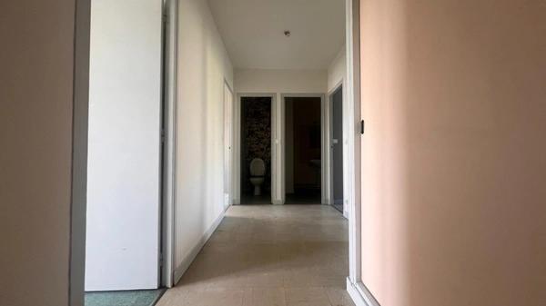 Appartement à vendre situé au 3e étage, de type 3, d’une surface de 70 m² habitable.