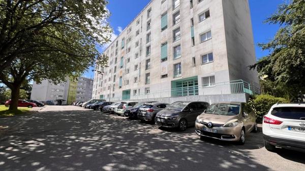 Appartement à vendre situé au 3e étage, de type 3, d’une surface de 70 m² habitable.